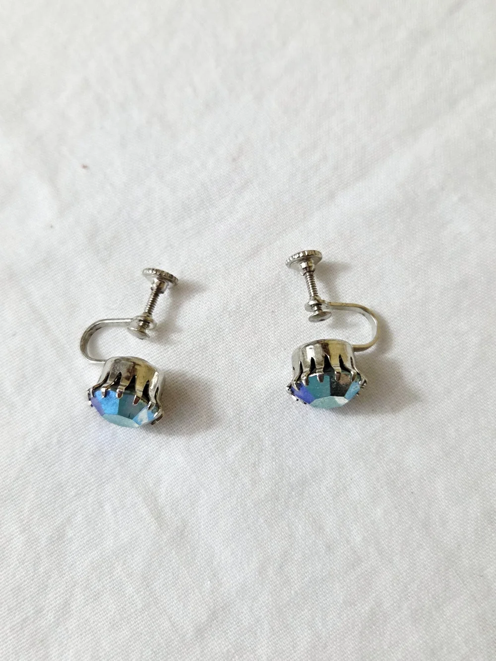 Vintage Aurora Borealis Rhinestone Screw Back Earrings Silver Tone Shimmer